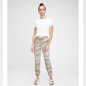 GAP Girlfriend Utility Joggers Camo Size 4